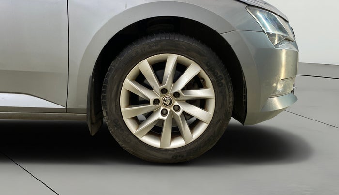 2017 Skoda Superb L&K 1.8 TSI AT, Petrol, Automatic, 42,342 km, Right Front Wheel