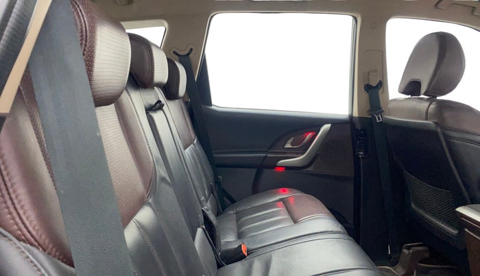 2015 Mahindra XUV500 W6, Diesel, Manual, 1,08,852 km, Right Side Rear Door Cabin