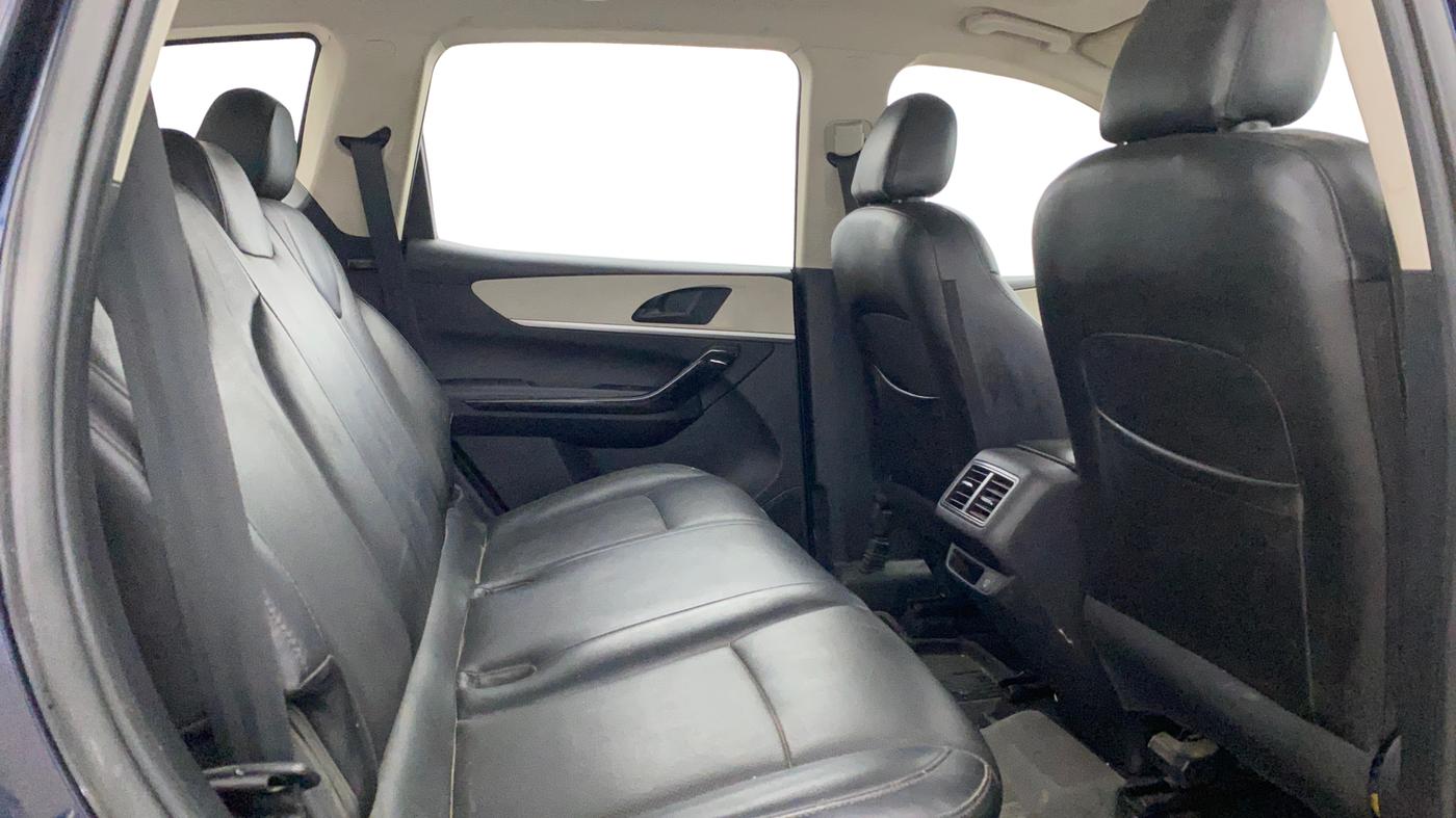 2022 Mahindra XUV700 AX 5 P MT 5 STR, Petrol, Manual, 41,551 km, Right Side Rear Door Cabin