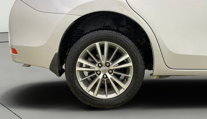 2015 Toyota Corolla Altis VL CVT PETROL, Petrol, Automatic, 1,38,199 km, Right Rear Wheel