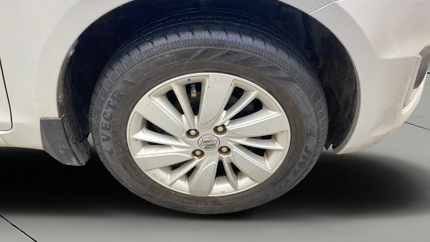 2016 Maruti Swift ZXI, Petrol, Manual, 38,175 km, Right Front Wheel