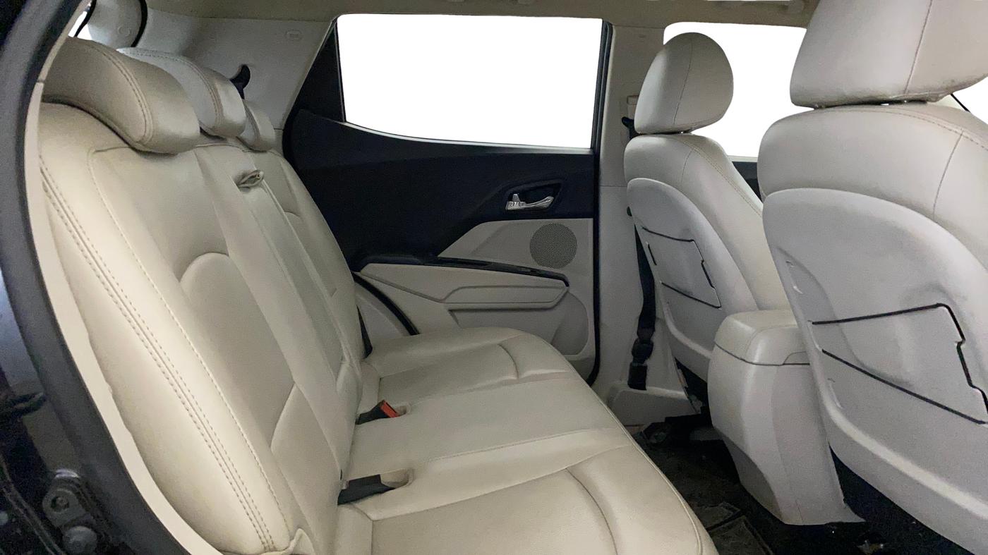 2020 Mahindra XUV300 W8 (O) 1.2 PETROL, Petrol, Manual, 85,956 km, Right Side Rear Door Cabin
