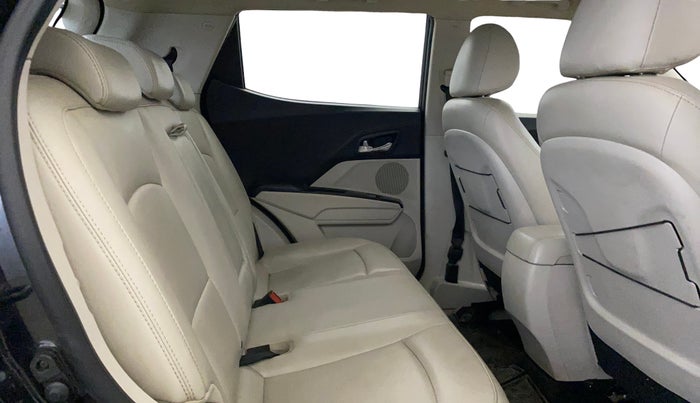 2020 Mahindra XUV300 W8 (O) 1.2 PETROL, Petrol, Manual, 83,644 km, Right Side Rear Door Cabin