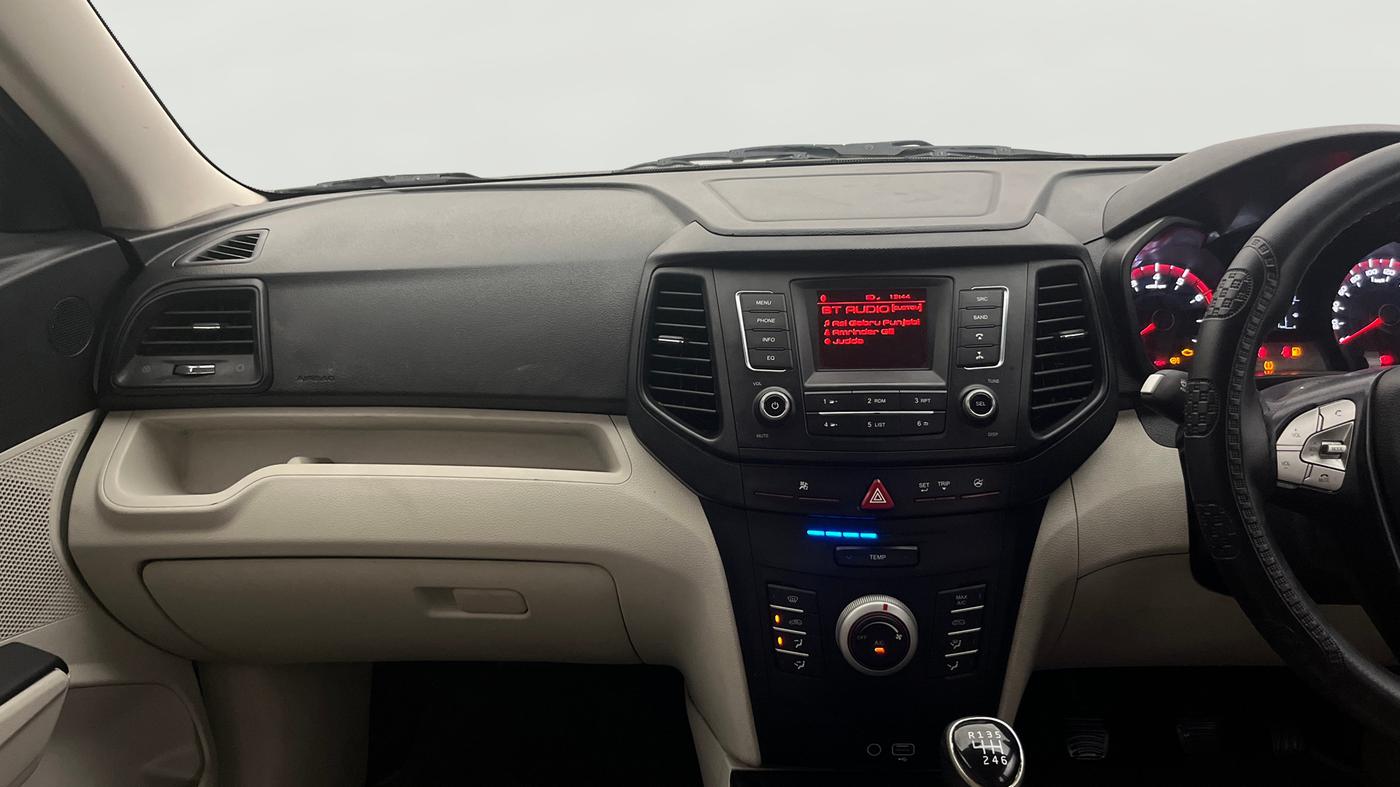 2024 Mahindra XUV300 W6 1.2 PETROL, Petrol, Manual, 19,182 km, Air Conditioner