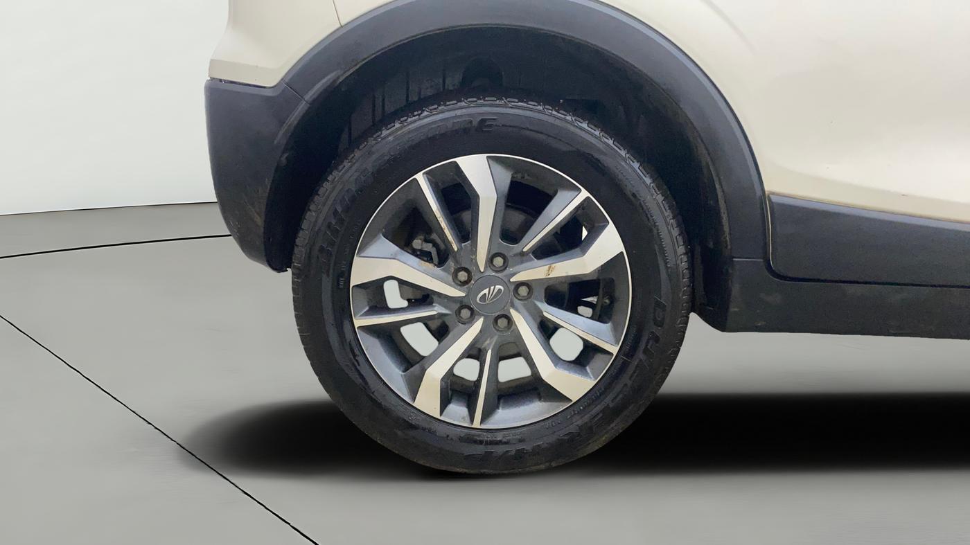 2021 Mahindra XUV300 W8 (O) 1.5 DIESEL AMT, Diesel, Automatic, 1,23,050 km, Right Rear Wheel