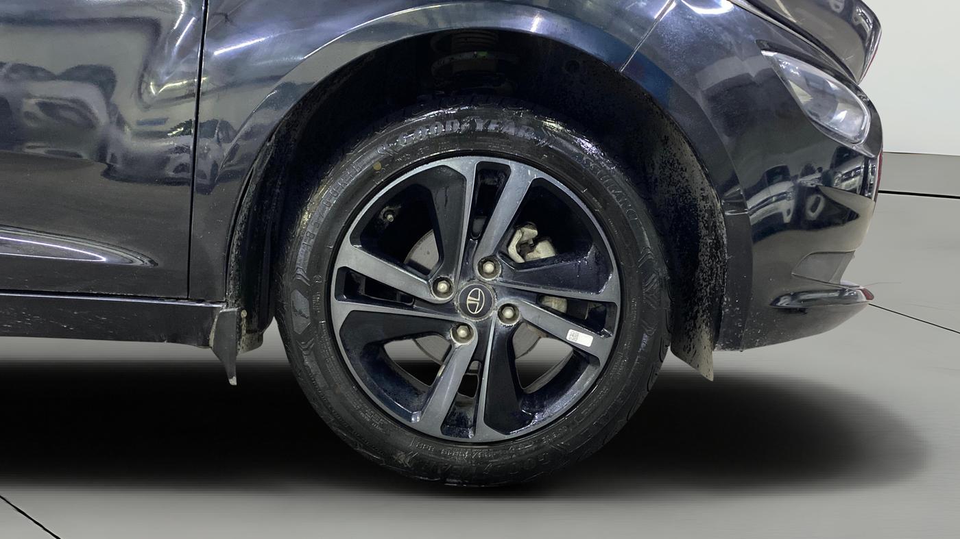2022 Tata ALTROZ XZA PLUS DARK EDTION, Petrol, Automatic, 10,933 km, Right Front Wheel