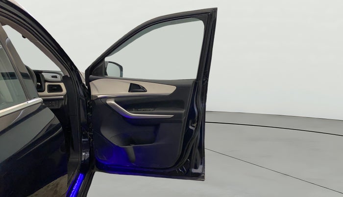 2023 Mahindra XUV700 MX P MT 5 STR, Petrol, Manual, 37,993 km, RHS Front Door