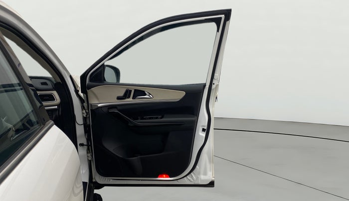 2022 Mahindra XUV700 AX 7 P AT 7 STR, Petrol, Automatic, 18,173 km, RHS Front Door