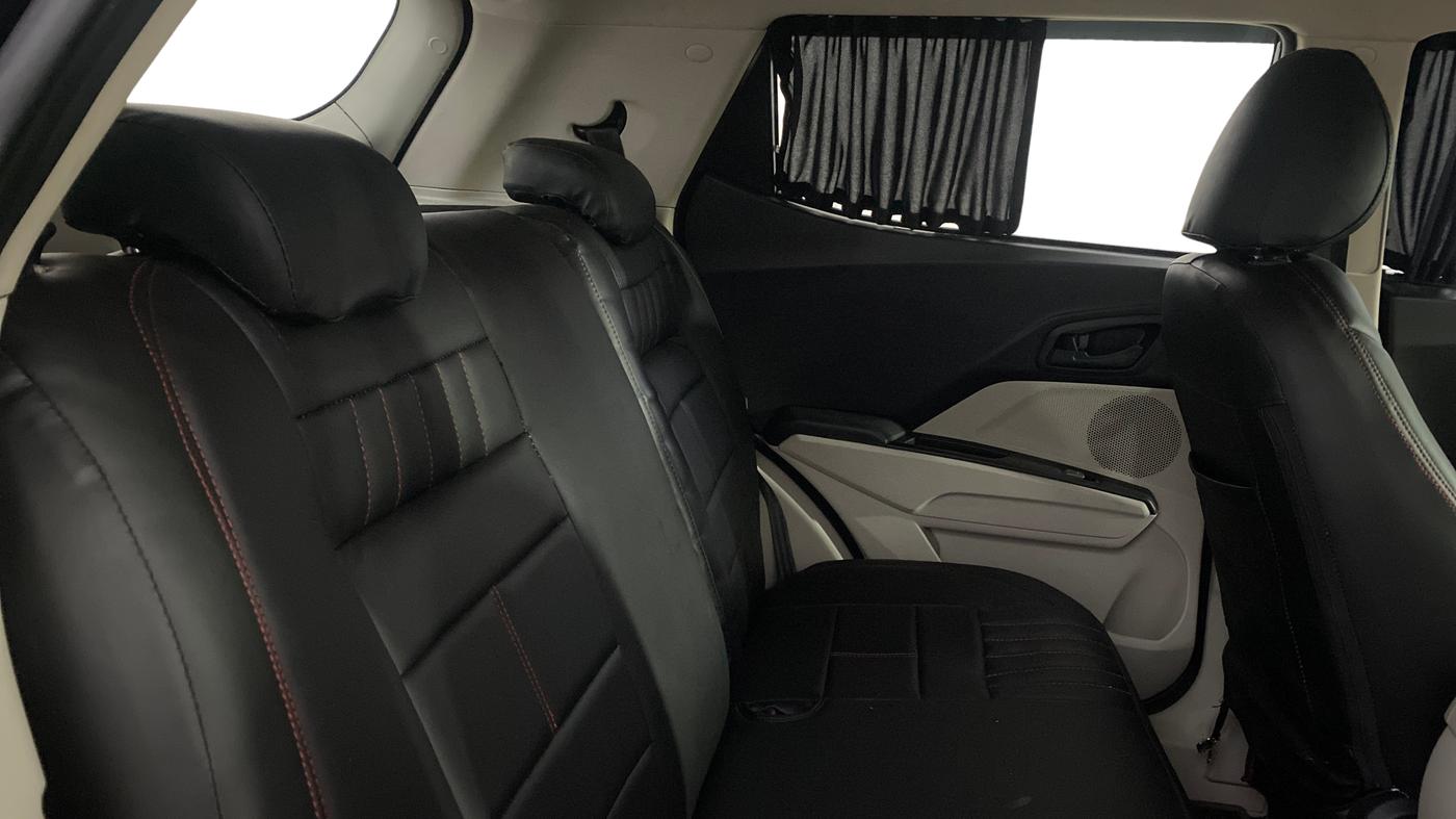 2023 Mahindra XUV300 W6 1.2 PETROL, Petrol, Manual, 25,335 km, Right Side Rear Door Cabin