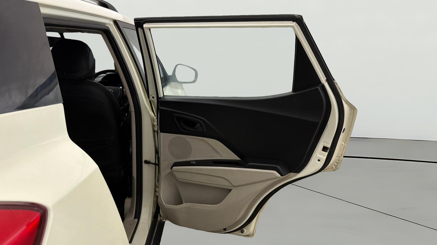 2022 Mahindra XUV300 W6 1.2 PETROL AMT, Petrol, Automatic, 1,14,527 km, RHS Rear Door