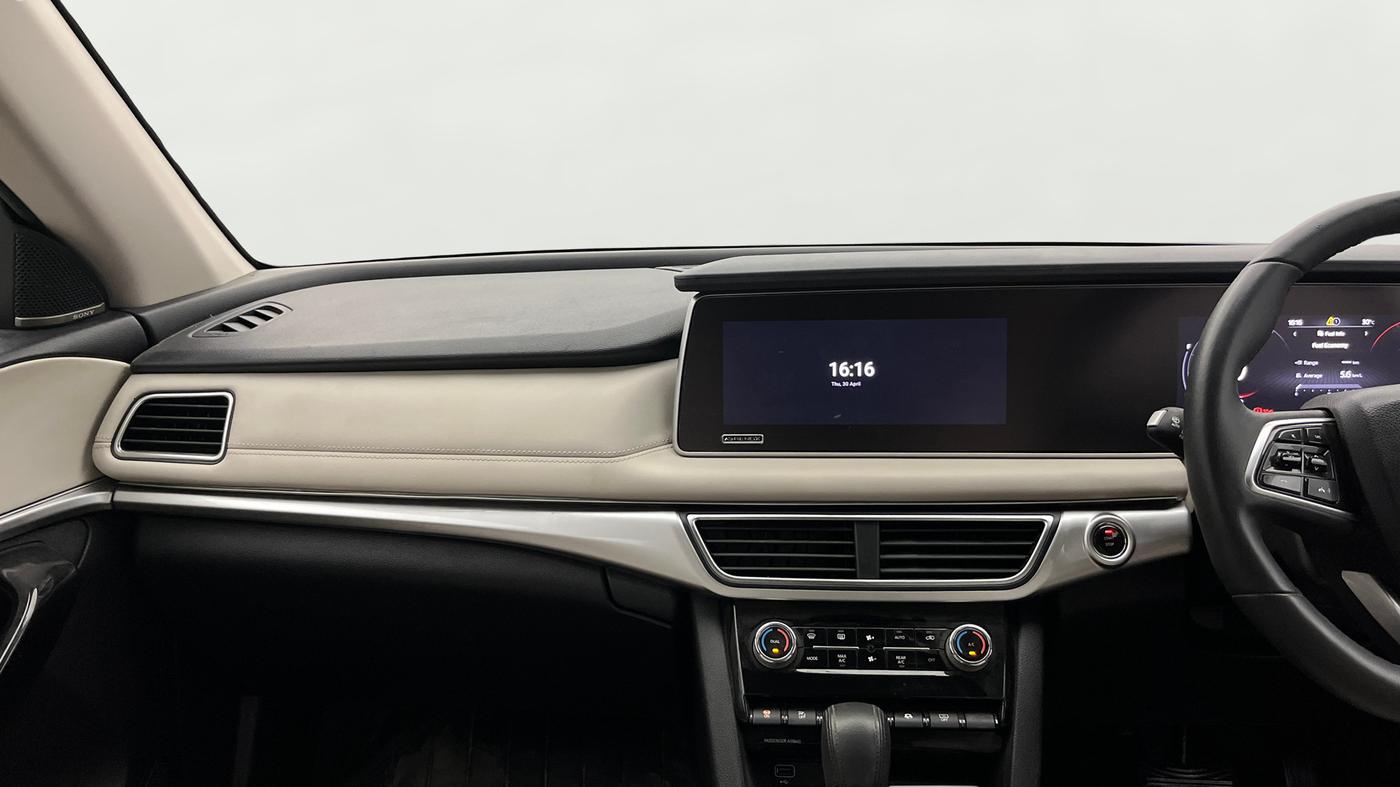 2022 Mahindra XUV700 AX 7 LUXURY P AT 7 STR, Petrol, Automatic, 20,821 km, Air Conditioner