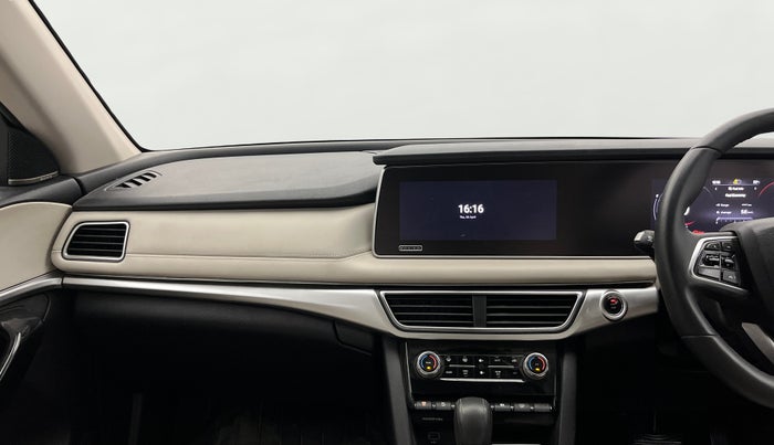 2022 Mahindra XUV700 AX 7 LUXURY P AT 7 STR, Petrol, Automatic, 20,821 km, Air Conditioner