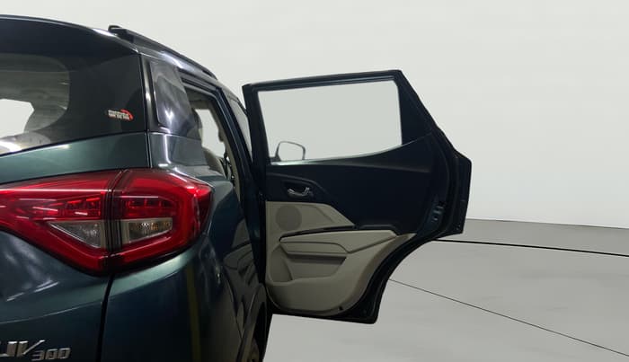 2021 Mahindra XUV300 W8 (O) 1.2 PETROL AMT, Petrol, Automatic, 91,580 km, RHS Rear Door