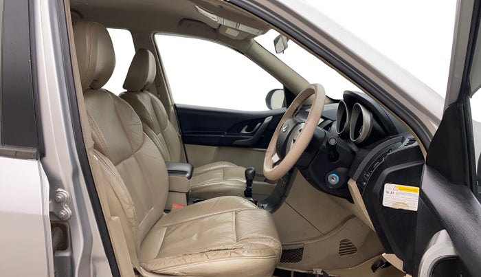 2015 Mahindra XUV500 W8, Diesel, Manual, 1,05,261 km, Right Side Front Door Cabin