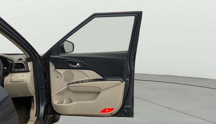 2021 Mahindra XUV300 W8 1.2 PETROL, Petrol, Manual, 52,390 km, RHS Front Door