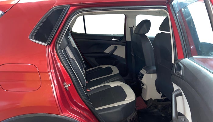 2022 Volkswagen TAIGUN TOPLINE 1.0 TSI MT, Petrol, Manual, 65,699 km, Right Side Rear Door Cabin