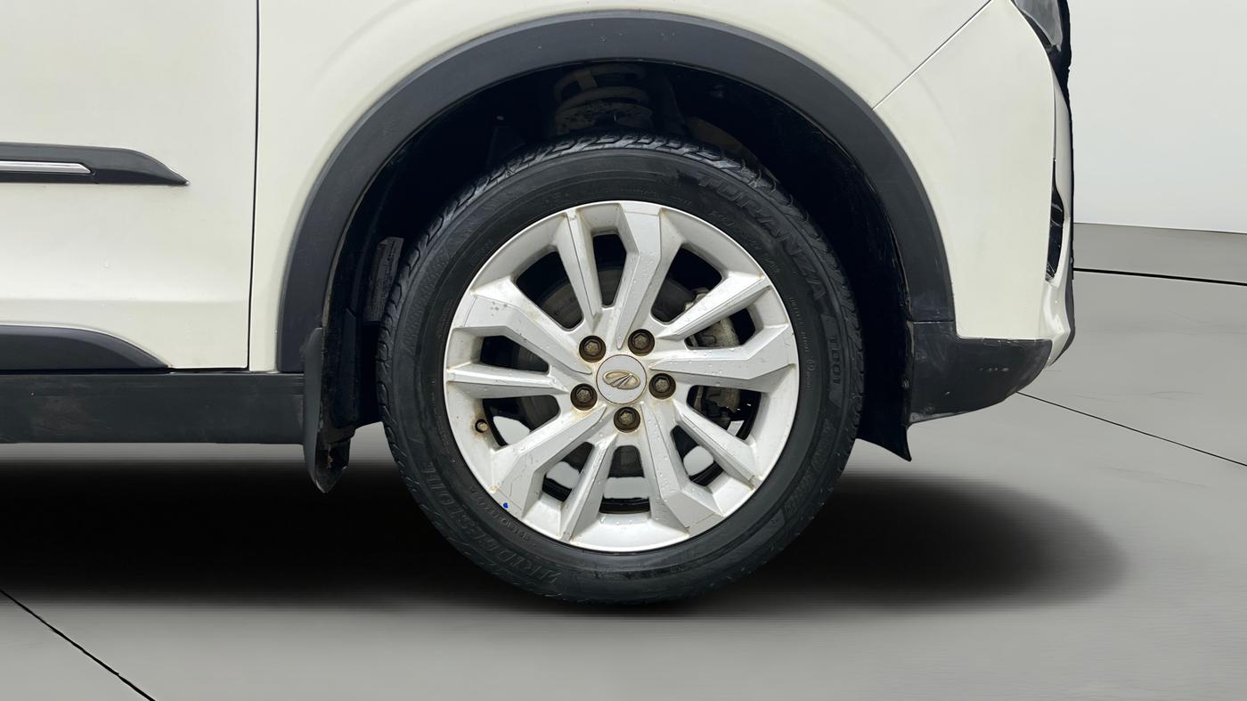 2022 Mahindra XUV300 W8 1.5 DIESEL, Diesel, Manual, 44,851 km, Right Front Wheel