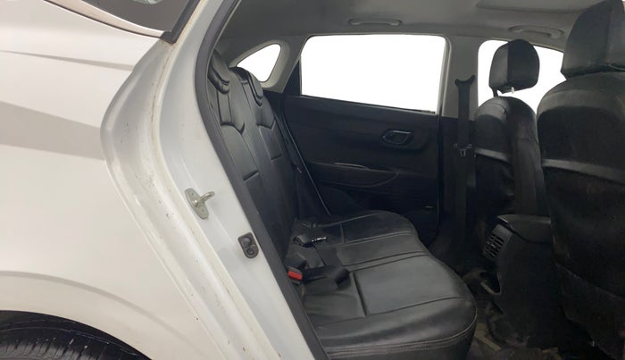 2023 Hyundai NEW I20 ASTA 1.2 MT, Petrol, Manual, 33,670 km, Right Side Rear Door Cabin