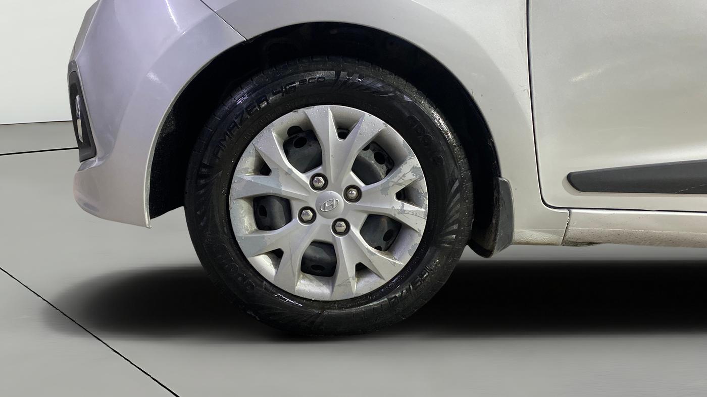 2016 Hyundai Grand i10 MAGNA AT 1.2 KAPPA VTVT, CNG, Automatic, 1,04,652 km, Left Front Wheel