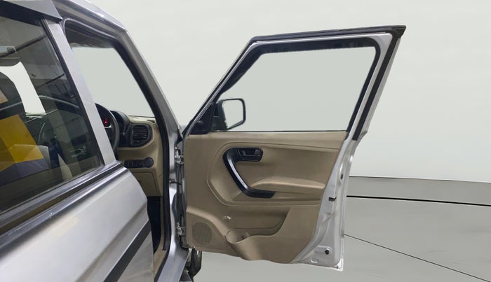 2022 Mahindra BOLERO NEO N 4, Diesel, Manual, 1,02,930 km, RHS Front Door