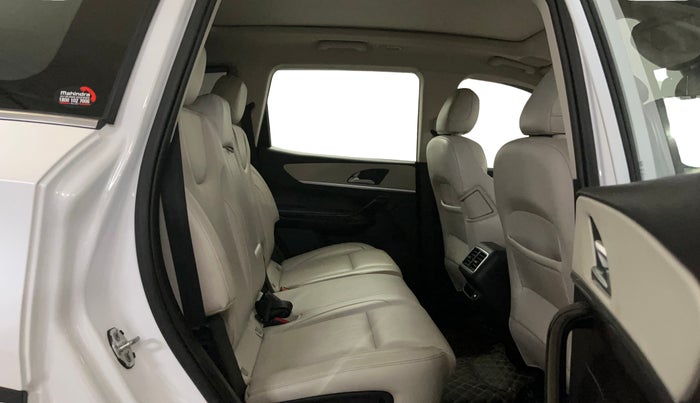 2022 Mahindra XUV700 AX 7 LUXURY D MT 7 STR, Diesel, Manual, 48,333 km, Right Side Rear Door Cabin