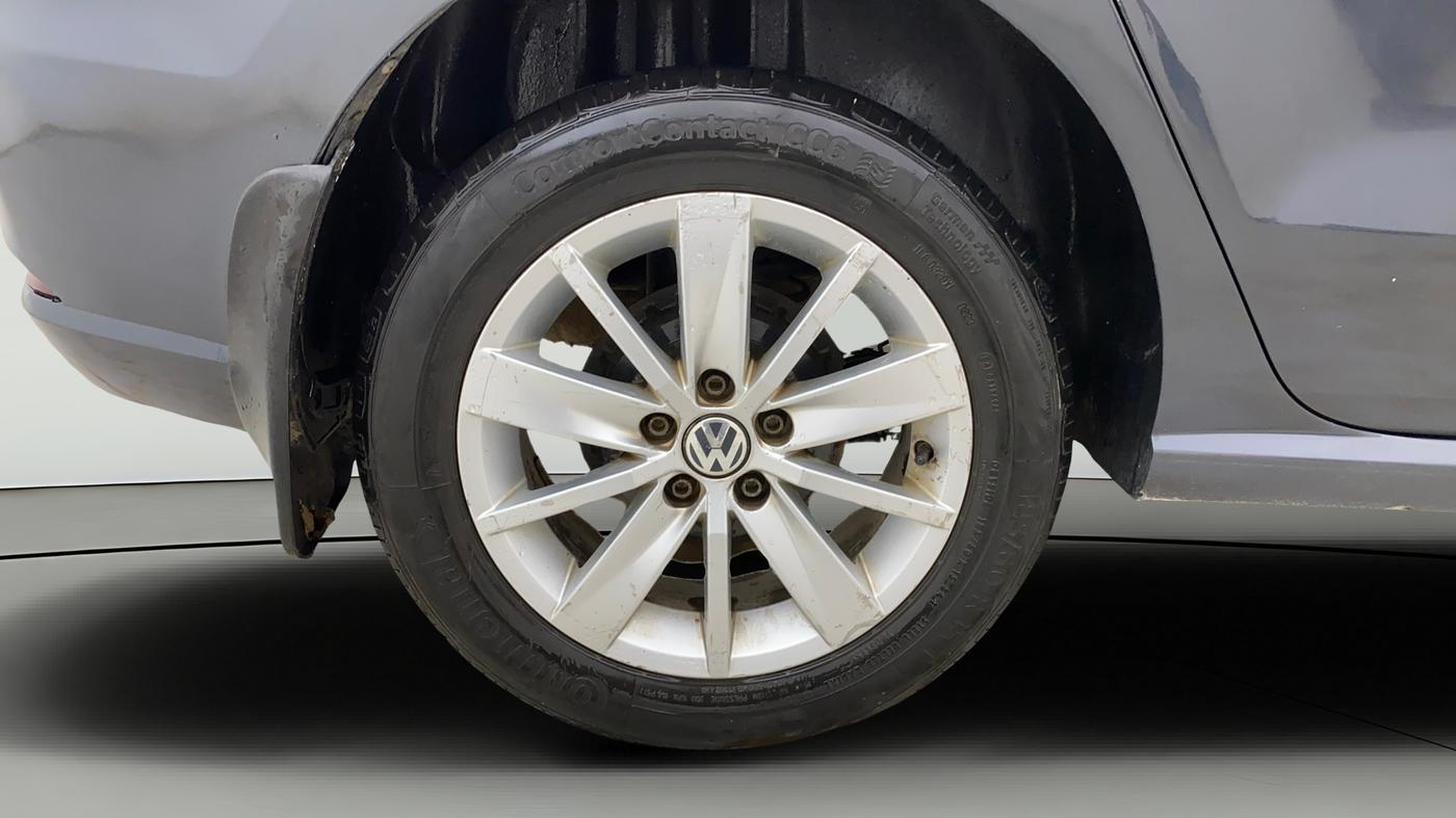 2017 Volkswagen Ameo HIGHLINE1.2L, Petrol, Manual, 1,30,371 km, Right Rear Wheel