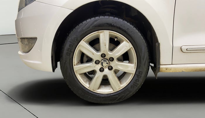 2014 Skoda Rapid AMBITION 1.6 MPI MT PLUS, Petrol, Manual, 45,837 km, Left Front Wheel