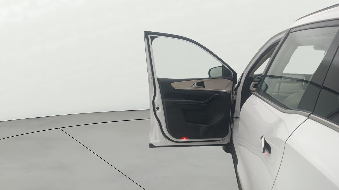 2023 Mahindra XUV700 AX 7 LUXURY P AT 7 STR, Petrol, Automatic, 42,955 km, LHS Front Door