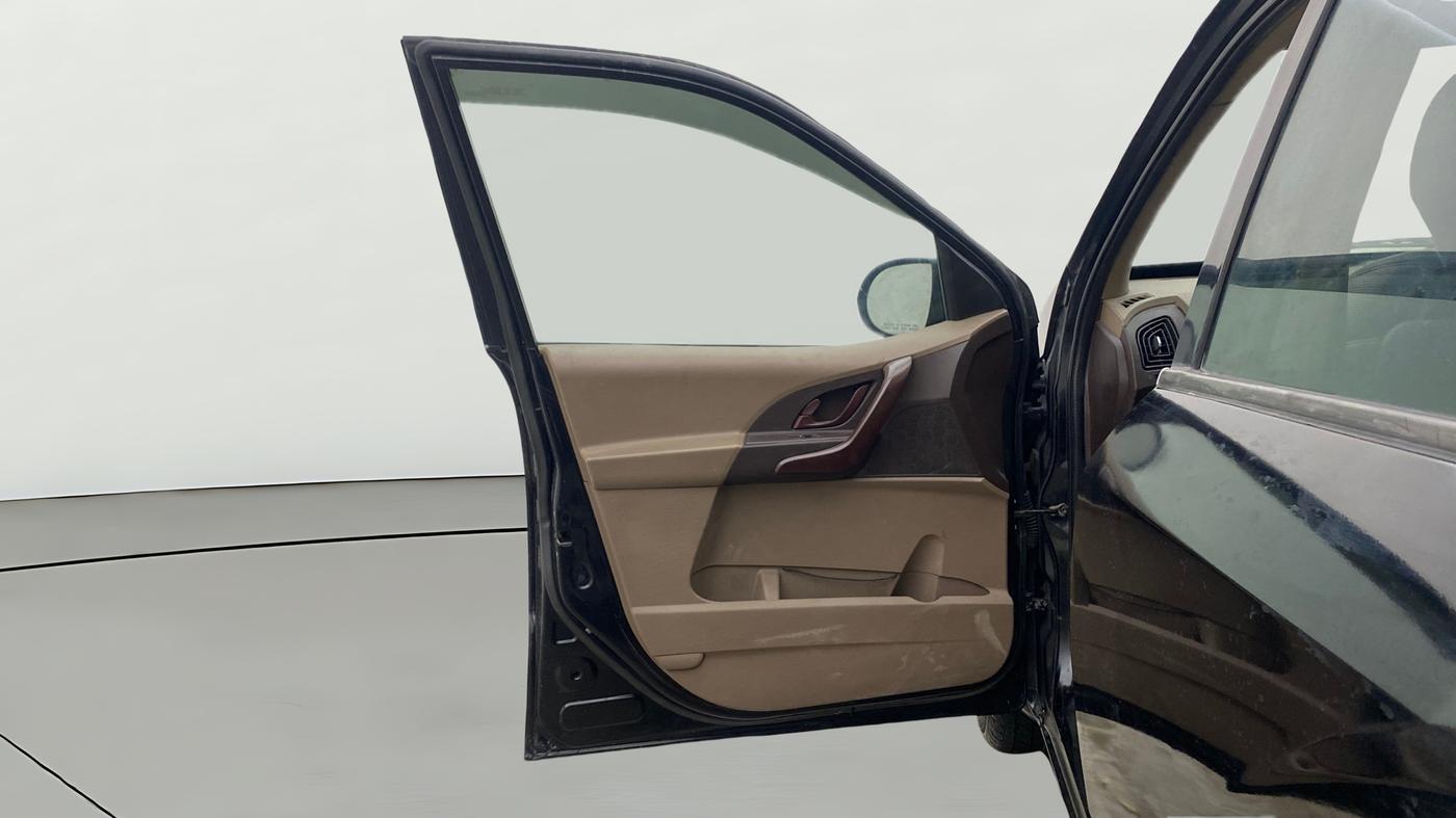 2014 Mahindra XUV500 W4, Diesel, Manual, 97,259 km, LHS Front Door