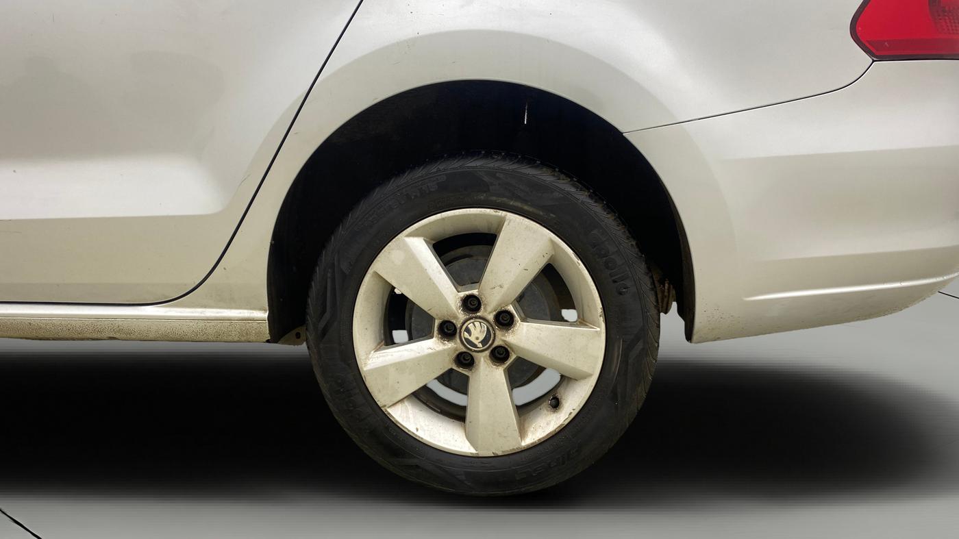 2015 Skoda Rapid AMBITION 1.6 MPI MT, Petrol, Manual, 29,042 km, Left Rear Wheel