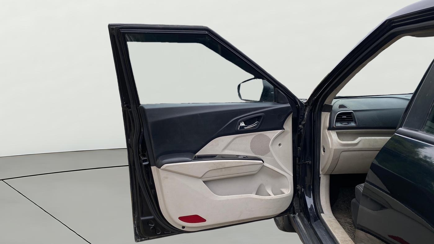 2023 Mahindra XUV300 W8 1.5 DIESEL, Diesel, Manual, 98,390 km, LHS Front Door