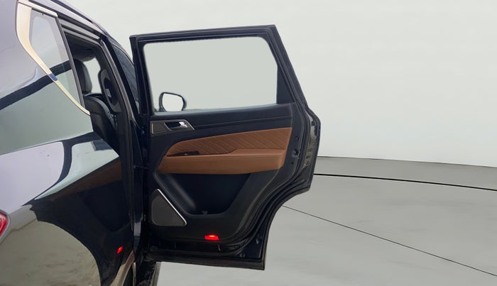 2022 Mahindra ALTURAS G4 4WD AT, Diesel, Automatic, 31,163 km, RHS Rear Door