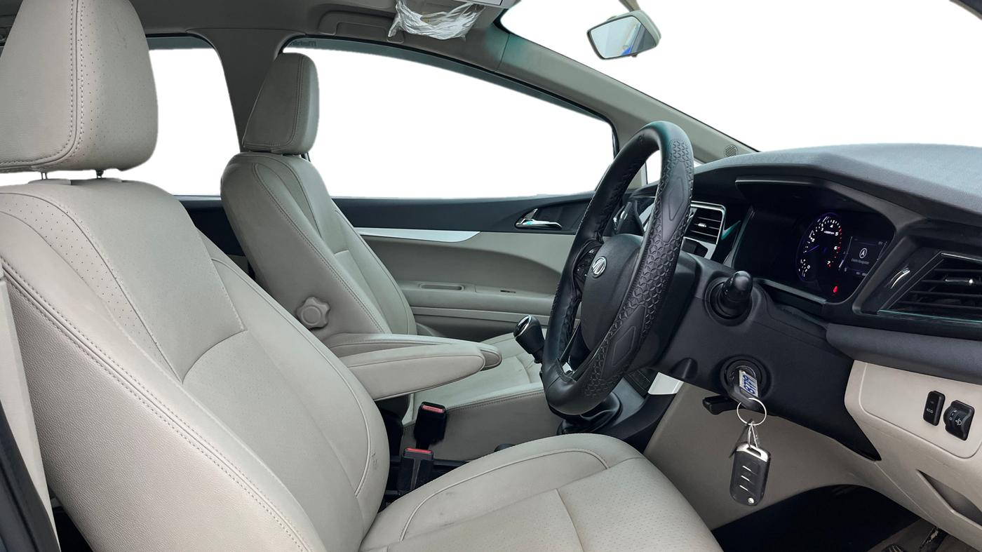 2018 Mahindra MARAZZO M8 7 STR, Diesel, Manual, 88,846 km, Right Side Front Door Cabin