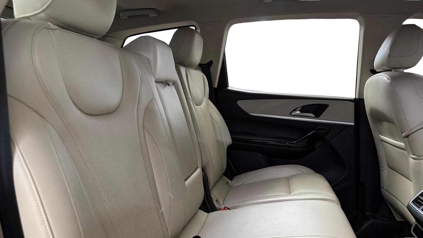 2022 Mahindra XUV700 AX 7 LUXURY P AT 7 STR, Petrol, Automatic, 48,653 km, Right Side Rear Door Cabin