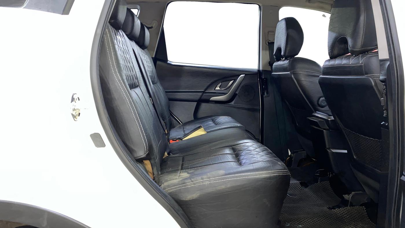 2019 Mahindra XUV500 W9, Diesel, Manual, 77,303 km, Right Side Rear Door Cabin