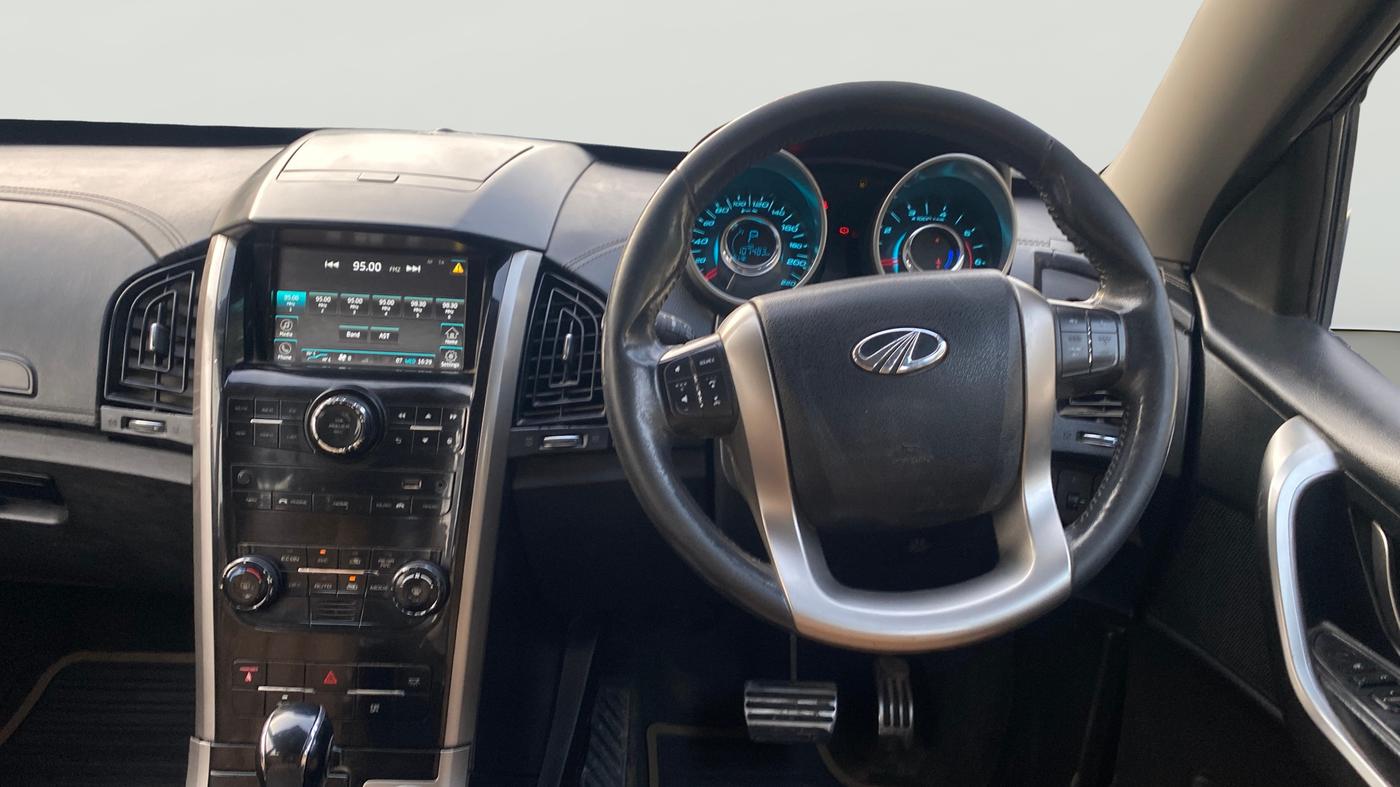2018 Mahindra XUV500 W11 AT, Diesel, Automatic, 1,07,471 km, Steering Wheel Close Up