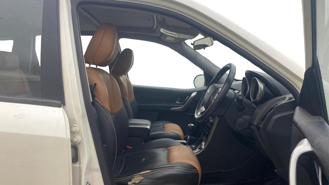 2020 Mahindra XUV500 W9 AT, Diesel, Automatic, 1,21,434 km, Right Side Front Door Cabin