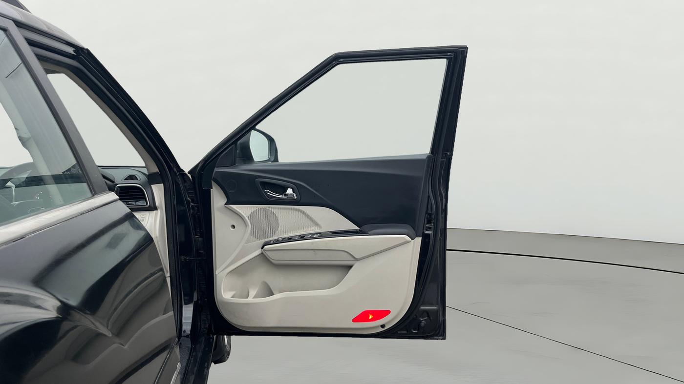 2019 Mahindra XUV300 W8 1.2 PETROL, Petrol, Manual, 55,445 km, RHS Front Door