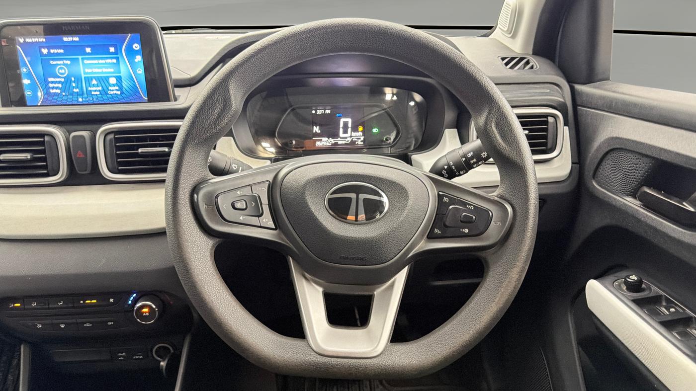 2024 Tata PUNCH ACCOMPLISHED DAZZLE PACK AMT, Petrol, Automatic, 26,229 km, Steering Wheel Close Up