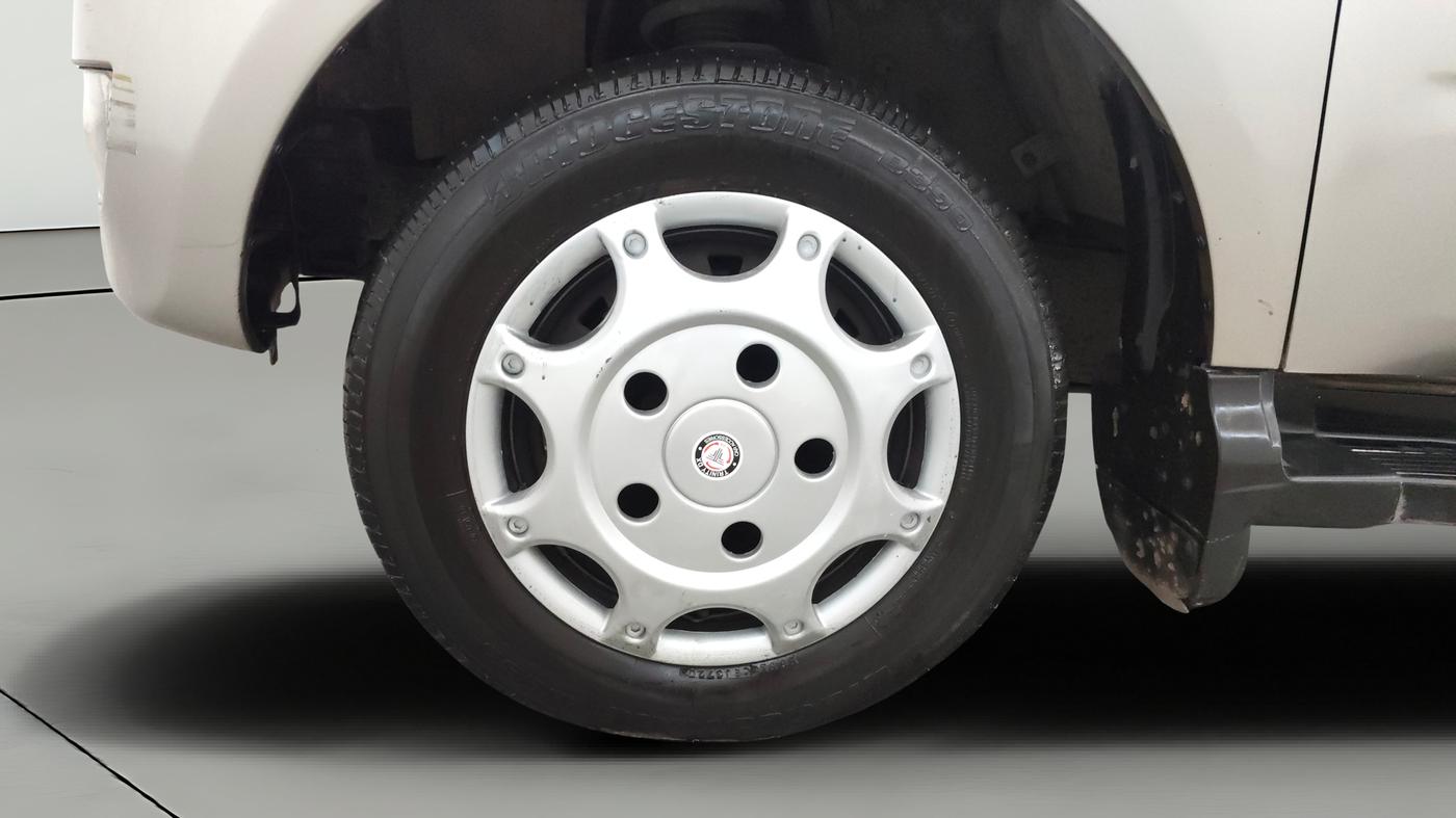 2014 Mahindra Quanto C6, Diesel, Manual, 1,06,601 km, Left Front Wheel