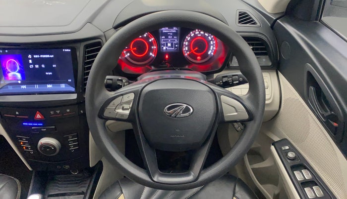 2021 Mahindra XUV300 W6 1.2 PETROL AMT, Petrol, Automatic, 81,586 km, Steering Wheel Close Up
