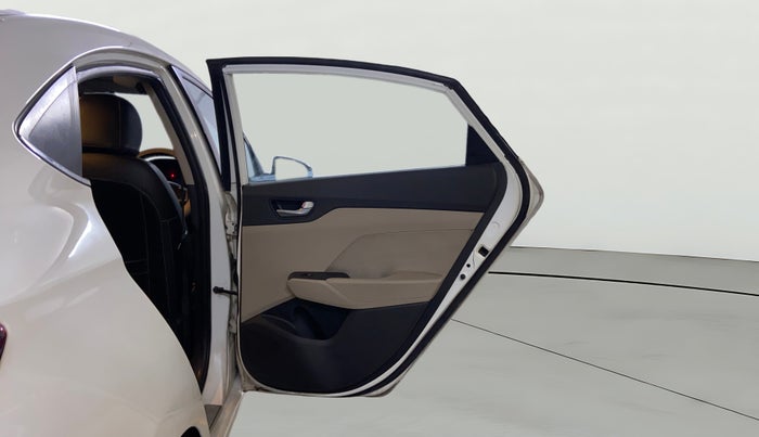 2018 Hyundai Verna 1.6 CRDI SX, Diesel, Manual, 1,20,885 km, RHS Rear Door