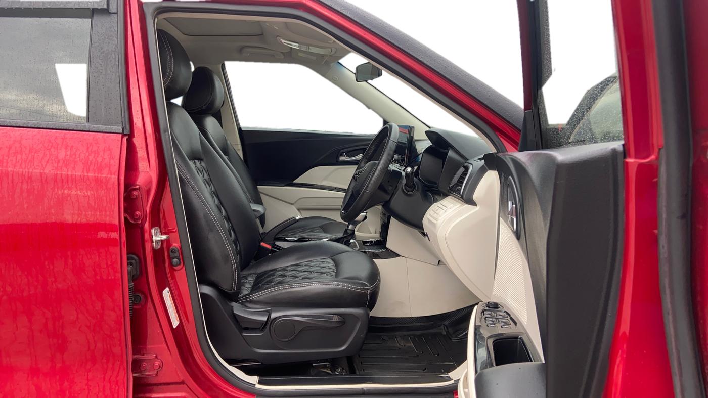 2024 Mahindra XUV 3XO AX5L 1.2 TGDi AT, Petrol, Automatic, 25,503 km, Right Side Front Door Cabin