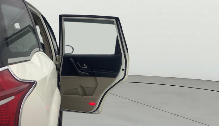 2015 Mahindra XUV500 W10 AWD, Diesel, Manual, 1,08,006 km, RHS Rear Door