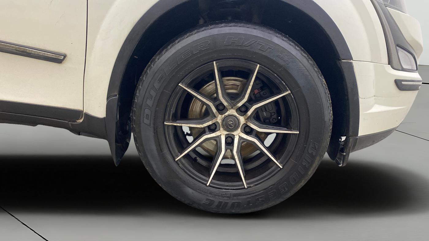 2019 Mahindra XUV500 W7, Diesel, Manual, 1,40,404 km, Right Front Wheel
