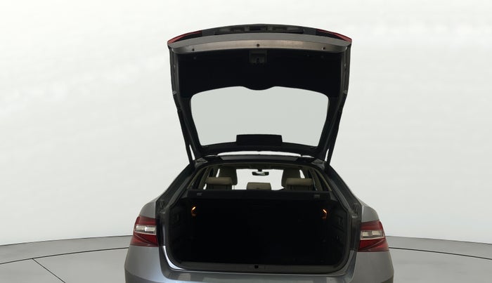 2016 Skoda Superb L&K 1.8 TSI AT, Petrol, Automatic, 1,05,887 km, Boot Door Open