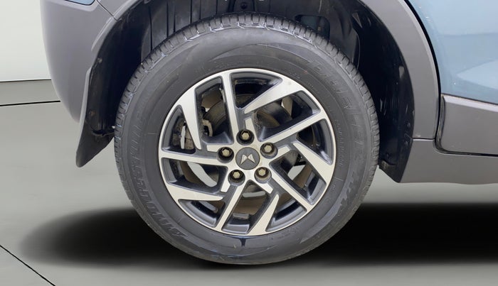 2024 Mahindra XUV300 W8 (O) 1.2 PETROL AMT, Petrol, Automatic, 17,792 km, Right Rear Wheel