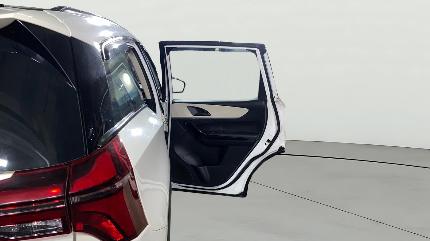 2022 Mahindra XUV700 AX 5 P MT 7 STR (E), Petrol, Manual, 14,076 km, RHS Rear Door