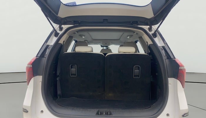 2023 Mahindra XUV700 AX 7 D AT AWD 7 STR, Diesel, Automatic, 94,253 km, Boot Open Zoomed View