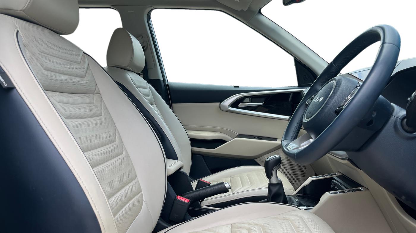 2024 KIA CARENS LUXURY PLUS 1.5 IMT PETROL, Petrol, Manual, 70,993 km, Right Side Front Door Cabin